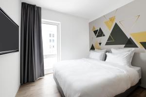 Rúm í herbergi á B&B HOTEL Oftringen