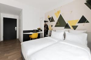 Rúm í herbergi á B&B HOTEL Oftringen