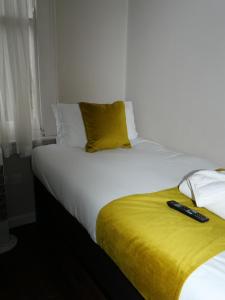 Postel nebo postele na pokoji v ubytování Bloomsbury Palace Hotel