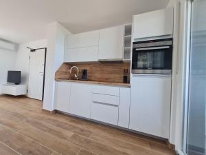Kuchyňa alebo kuchynka v ubytovaní Apartmani Adria