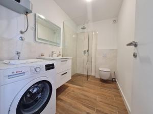 Kúpeľňa v ubytovaní Apartmani Adria + 37 fotografií