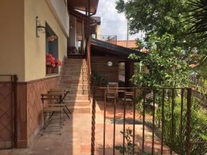 un porche de una casa con mesas y sillas en Lumia Luxury Apartments en Mascalucia