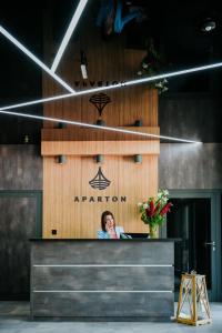 Aparton في أوستكا: امرأة تقف وراء منضدة في مبنى
