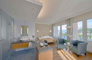 施皮茨Hotel Eden Spiez的带水槽的浴室和带床的卧室