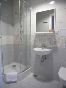 a bathroom with a shower and a sink at CKS Kraków (Centrum Konferencyjno-Szkoleniowe CS Natura Tour) in Kraków