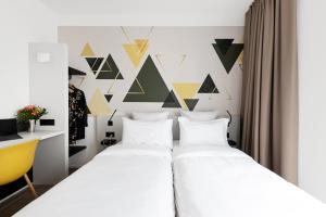 Rúm í herbergi á B&B HOTEL Oftringen