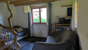 ein Wohnzimmer mit Sofa und Fenster in der Unterkunft Bajeczka nad Sanem in Dwernik