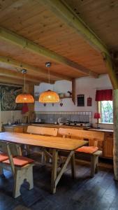 un grande tavolo in legno in una cucina con due luci di Bajeczka a Dwernik