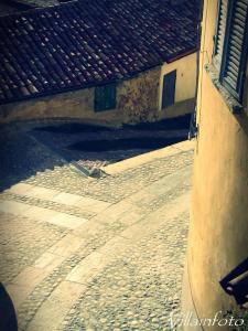 an alley way with a building and a street at B&B Monferrato La Casa Sui Tetti in Murisengo