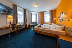 Postel nebo postele na pokoji v ubytování Hotel zur Post