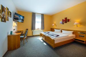 Postel nebo postele na pokoji v ubytování Hotel zur Post