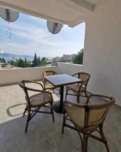stół i krzesła na balkonie z widokiem w obiekcie Holiday Home Kalicanin w Barze