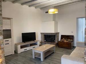 uma sala de estar com televisão e lareira em "Stalia" beach house em Vári