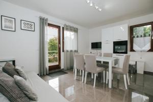 Televízia a/alebo spoločenská miestnosť v ubytovaní Holiday home Vitali