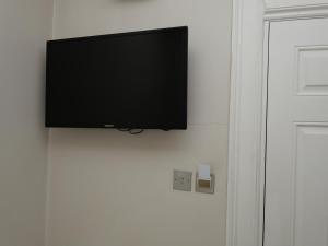 TV a/nebo společenská místnost v ubytování Bloomsbury Palace Hotel