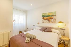 une chambre avec un lit et un tableau au mur dans l'établissement CASA JARA ROOFTOP- Private Terrace 360 views in Old Town - FREE PARKING, à Carthagène 39 autres photos