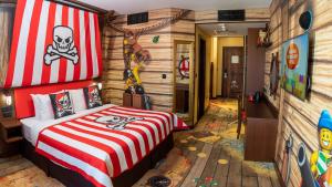 Habitación con 1 dormitorio de temática pirata con 1 cama en LEGOLAND Hotel Dubai en Dubái