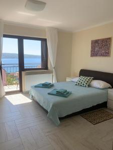- une chambre avec un lit et une vue sur l'océan dans l'établissement Apartment Nena, à Crikvenica