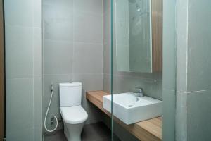 Three J Residence في تانغيرانغ: حمام مع مرحاض ومغسلة