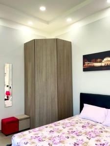 um quarto com um armário de madeira e uma cama em Tasso’s house em Nápoles