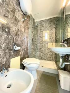 Tasso’s house في نابولي: حمام مع مرحاض ومغسلة وحوض استحمام