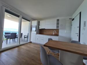 Kuchyňa alebo kuchynka v ubytovaní Apartmani Adria