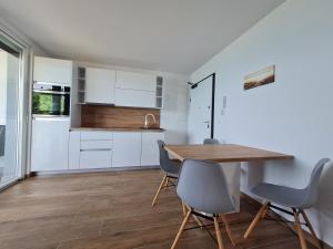 Kuchyňa alebo kuchynka v ubytovaní Apartmani Adria