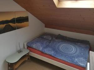 um pequeno quarto com uma cama no sótão em Ruridylle 2 em Simmerath