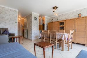 a kitchen and dining room with a table and chairs at Zuydcoote glv BO in Koksijde