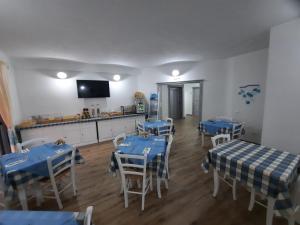 TV i/ili multimedijalni sistem u objektu Hotel Made