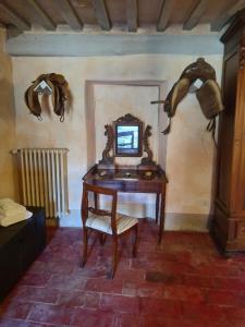 Zimmer mit einem Schreibtisch und einem Computer darauf in der Unterkunft Casa Pizzinelli in San Casciano dei Bagni