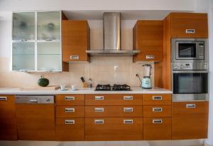 cocina con armarios de madera y fogones en Marina House, en Agios Nikolaos