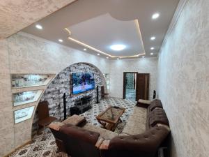 sala de estar con sofá y chimenea en Элитная Квартира, en Bukhara