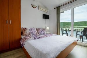 Postel nebo postele na pokoji v ubytování Apartments Njavro Neum