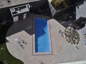 an overhead view of a swimming pool in a backyard at Hotel Diego de Almagro Alto el Loa Calama in Calama