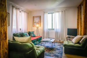 uma sala de estar com dois sofás verdes e uma mesa em Besighomes Apartment Olive em Besigheim