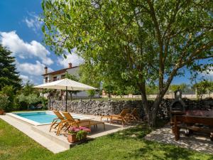 Bazén v ubytovaní Holiday Home Tomazin by Interhome alebo v jeho blízkosti