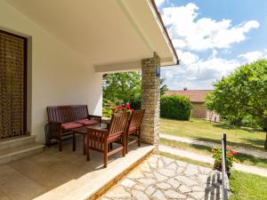 Vonkajšia záhrada v ubytovaní Holiday Home Tomazin by Interhome