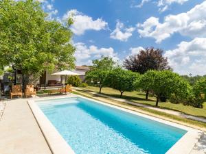 Bazén v ubytovaní Holiday Home Tomazin by Interhome alebo v jeho blízkosti