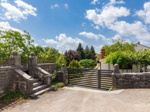 Vonkajšia záhrada v ubytovaní Holiday Home Tomazin by Interhome