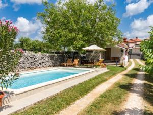 Bazén v ubytovaní Holiday Home Tomazin by Interhome alebo v jeho blízkosti