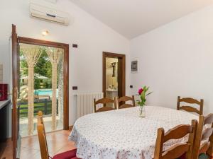 Bazén v ubytovaní Holiday Home Tomazin by Interhome alebo v jeho blízkosti