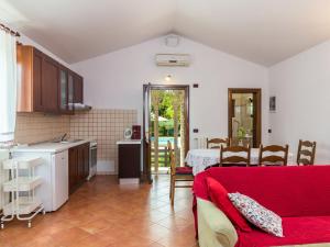 Kuchyňa alebo kuchynka v ubytovaní Holiday Home Tomazin by Interhome