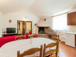 Kuchyňa alebo kuchynka v ubytovaní Holiday Home Tomazin by Interhome