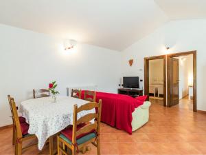 Televízia a/alebo spoločenská miestnosť v ubytovaní Holiday Home Tomazin by Interhome