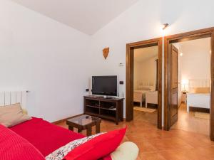 Televízia a/alebo spoločenská miestnosť v ubytovaní Holiday Home Tomazin by Interhome
