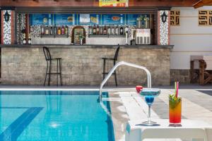 Der Swimmingpool an oder in der Nähe von Lefkimi Hotel