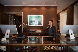 Επισκέπτες που μένουν στο Lydmar Hotel