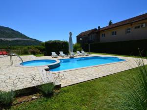 Piscina de la sau aproape de Holiday Home Villa Kikiza by Interhome