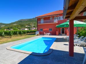 une villa avec une piscine et une maison dans l'établissement Apartment Baba Nevenka - MKA526 by Interhome, à Vrgorac